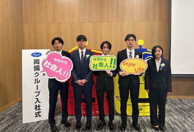 新入社員（杜の街グレースオフィススクエアにて撮影）​​​​​​